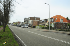 900897 Gezicht op de huizen Amsterdamsestraatweg 919 (rechts) -hoger te Utrecht.